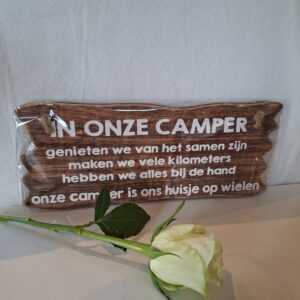 Houten bord met tekst 'Camper'