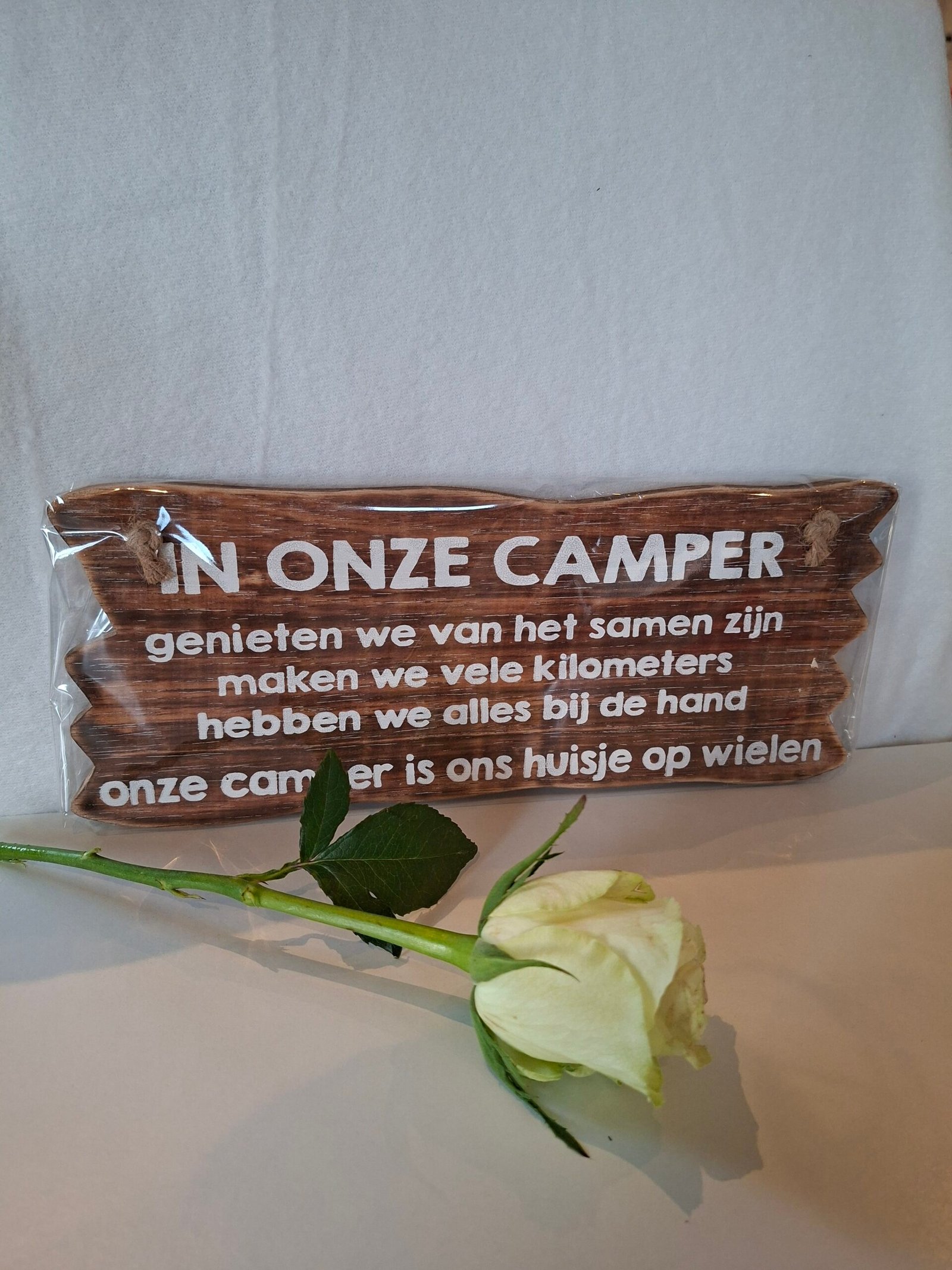 Houten bord met tekst 'Camper'